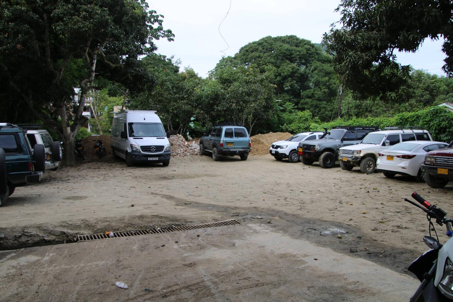 Unser Platz – fast leer, doch morgens müssen 4 Autos umparken, damit wir rauskommen 😅🚐