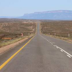 ...Berge tauchen auf, vorbei die Zeit von trockener Wüste und von Salz