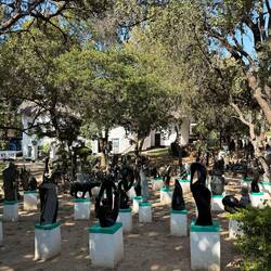 Auf jedem Sockel ein Unikat. Wenn ich könnt' würd' ich's Föhrental vollstellen.