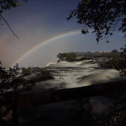 Gestern und heute ist Vollmond. Das Mondlicht bricht sich in der Gischt der Fälle...