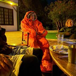 Kein Marsmensch! Kein Teletubbi! Ein dezent gestyltes Kleidungsstück für die hiesigen kalten Nächte