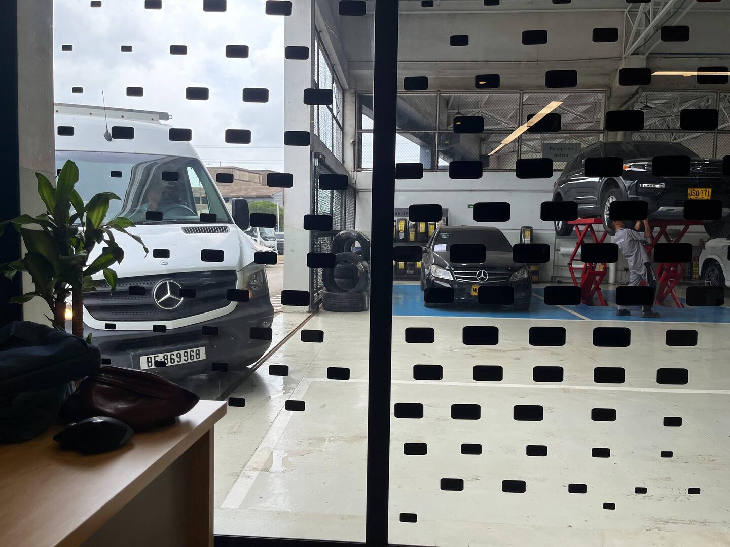 Das Auto wird in die Halle gefahren – hier kein Problem, anders als bei Mercedes in St. George 🇺🇸😅