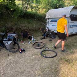 Zum Tagesabschluss noch einen Platten geflickt😐