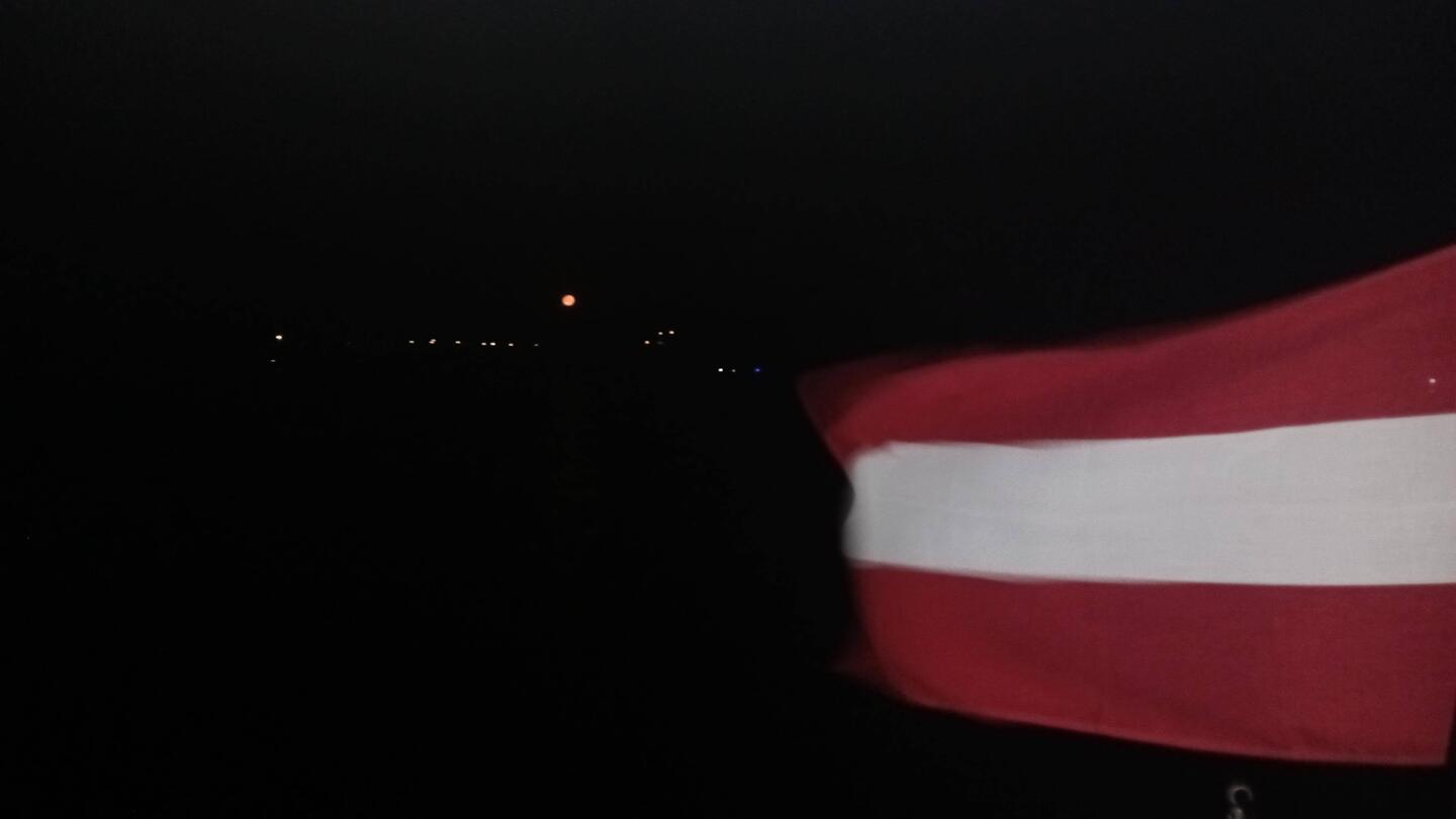 Kurz nach dem Ablegen in Zakynthos geht der Rote Mond unter