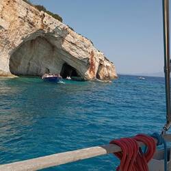 ... durch die blaue Grotte.