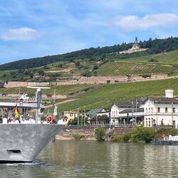 Niederwald Denkmal über Rüdesheim - wir fahren talwärts, Kreuzfahrtschiff legt an