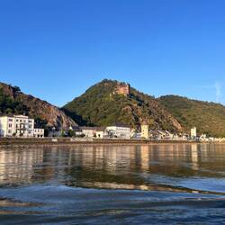 Sankt Goarshausen mit Burg Katz im Abendlicht