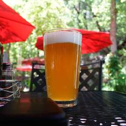 Pause in einem herrlichen Garten