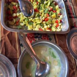 Salat und Saubohneneintopf mit Käse