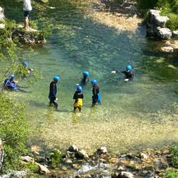 Diese Gruppe bereitet sich auf eine Wildwasserfahrt vor