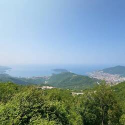 So. Da unten links das kleine Inselchen ist Sveti Stefan.