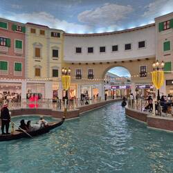 Mit venezianischen Gondelfahrten