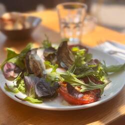 Immerhin eine nette Mittagspause neben Tesla....🤪