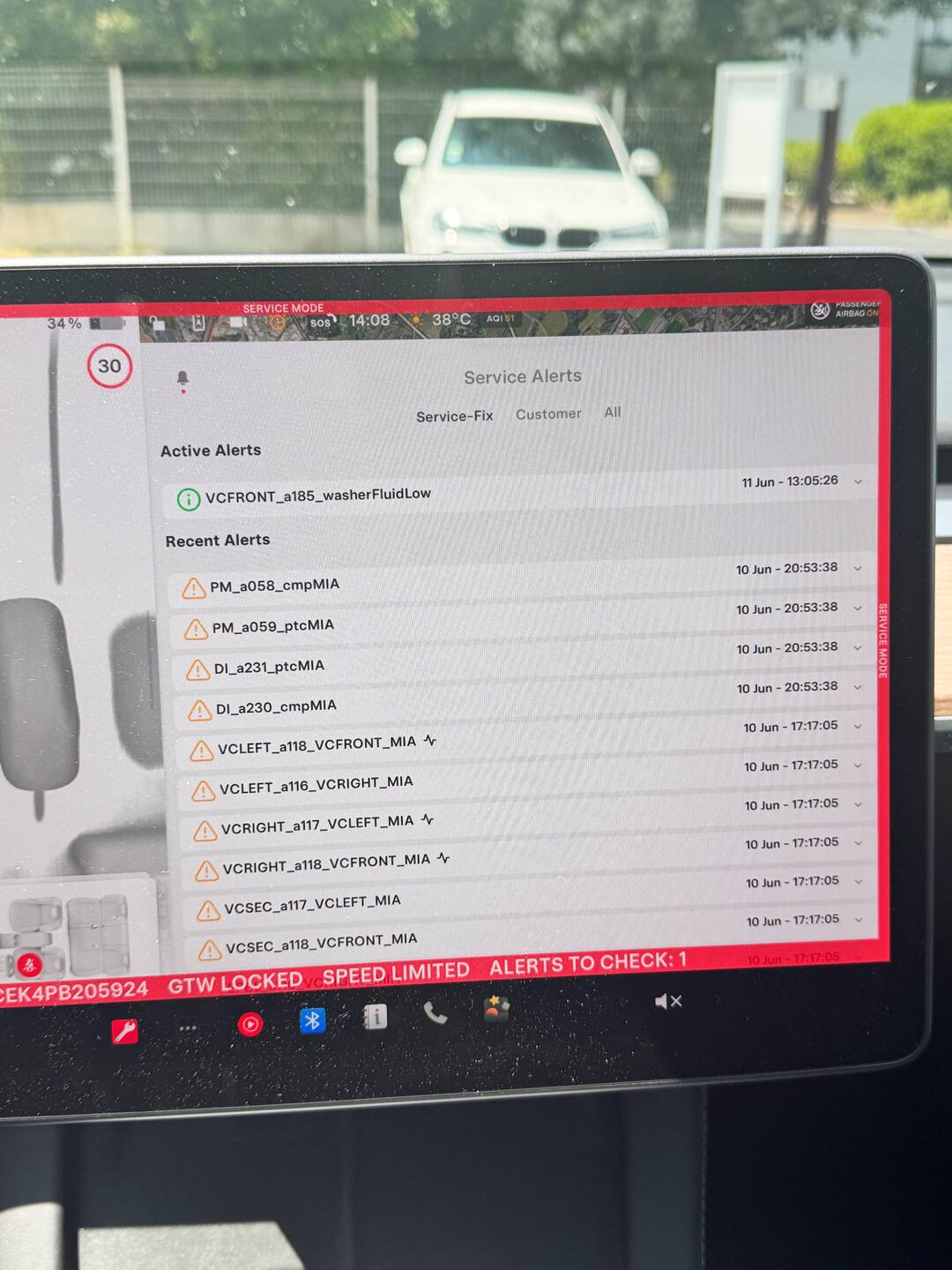 Fehlermeldungen auf dem Tesla – Display: ich will gar nicht wissen, was das alles heißt…😝