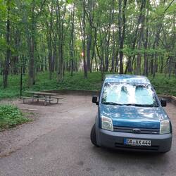 Wie immer mit Bank und Feuerplatz.