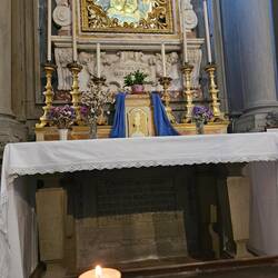 Eine Kerze für Tante Herta, die gestern gestorben ist🥲