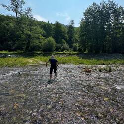 Georg testet die Wassertiefe für die Durchfahrt.