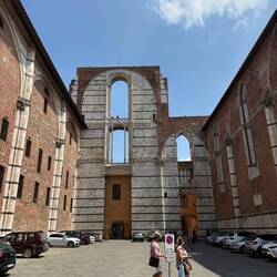 The unfinished "new cathedral". They didn't finish much 😂