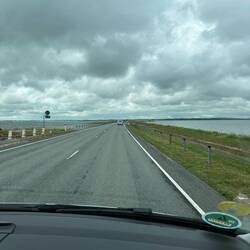 Über den Damm von Muhu nach Saaremaa