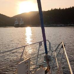 Fiskardo ist komplett überfüllt. 1sm südlich haben wir Bucht Nisos für uns allein.