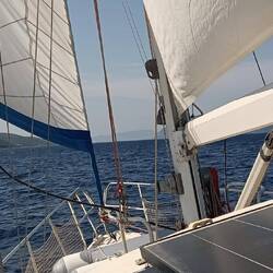 Oberhalb von Sami erreichen wir kräftigen Segelwind
