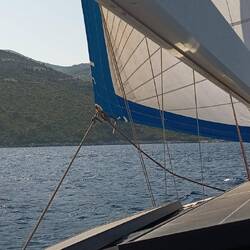 Der Wind legt auf über 20 kn zu > reffen > dann Motoren, um wieder die "Wohlfühlzone" zu erreichen.