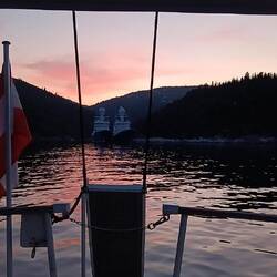 2 riesige Lotsenboote (Pilot boats) bewachen hier unseren Sonnenuntergang