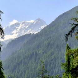 Daar. Helemaal boven zien we het eerste wolkje in drie dagen.