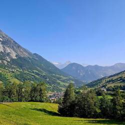 De ochtend is koel en dat is goed, want Orsieres ligt al snel onder ons.