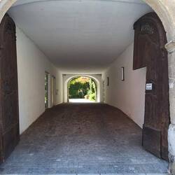 Blick durch ein großes Tor in einen Hof