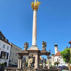 Die Dreifaltigkeitssäule leuchtet ✨️