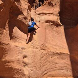Der Auftakt zum Peekaboo Canyon. Ein wenig Klettererfahrung sollte man schon haben.