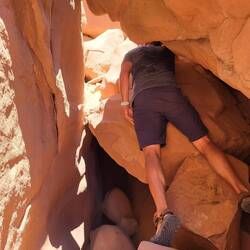 Sieht so aus als steht er, tatsächlich quetscht sich Carsten liegend zwischen zwei Felsen hindurch