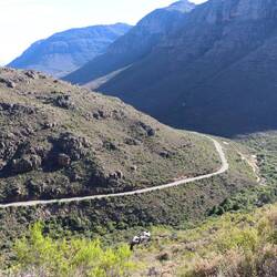 ...windet sich bis auf 1500 Meter in die Berge...