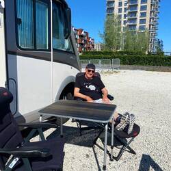 Wir geniessen noch die letzten Sonnenstrahlen vor dem Camper