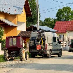 Winziger alter Fiat Trecker neben Ole! 🚜🚌