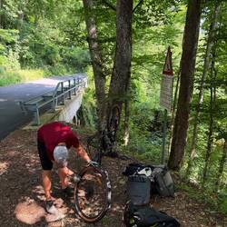 Nach 14 Kilometern wieder einen Platten am selben Reifen 🤦‍♂️. Ursache unklar.