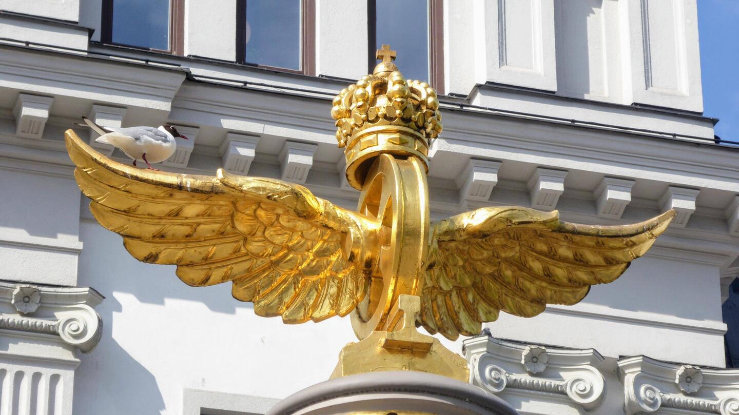 Das goldene, geflügelte, königliche Rad vor dem Hauptbahnhof in Stockholm