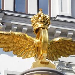 Das goldene, geflügelte, königliche Rad vor dem Hauptbahnhof in Stockholm