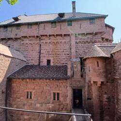Eine Zugbrücke zum zweiten Teil der Burg