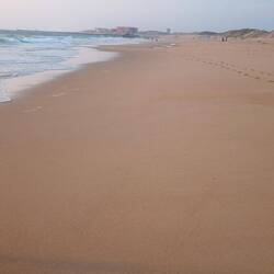 Strand in Capbreton mit 80 Jahre alten gesprengten Bunkerresten
