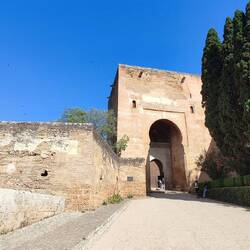 Das Eingangstor, willkommen in der Alhambra.