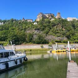 Solaris im Stadthafen St. Goar mit Blick auf Burg Rheinfels