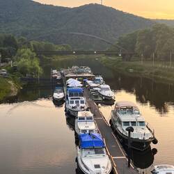 Marina Lahneck, aufgenommen von der Rudi-Geil-Brücke, Solaris rechts neben dem Bootshaus
