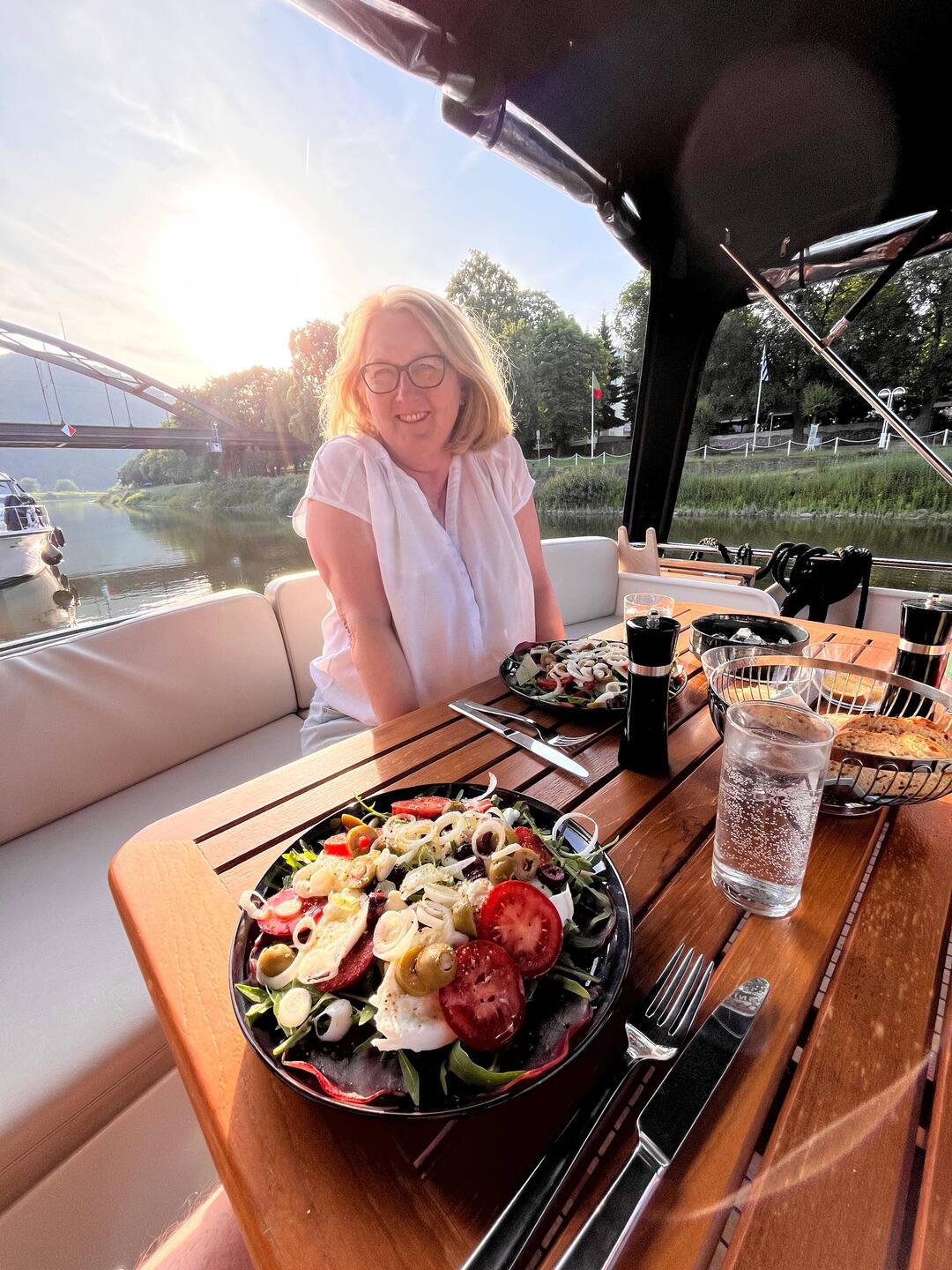 Marina Lahneck an der Bahnbrücke