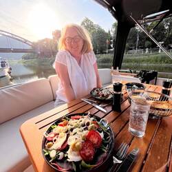 Marina Lahneck an der Bahnbrücke