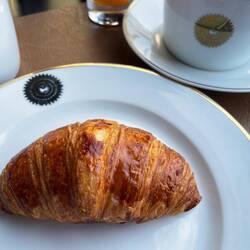 Wie schön, wieder typisch französisch zu frühstücken!