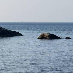 An diesem kleinen Felsen lag es in der Schräglage