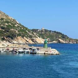 So nahe am Porto Giglio - gleich rechts hinten ragt dieser Felsen ins Meer