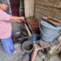 Brauner Zucker wird abgefüllt